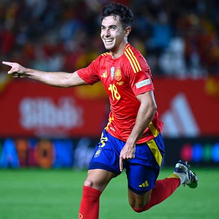 Martin Zubimendi comemora gol da Espanha marcado contra a Dinamarca na Liga das Nações