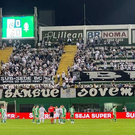 Organizada do Santos protesta após jogo contra a Chapecoense