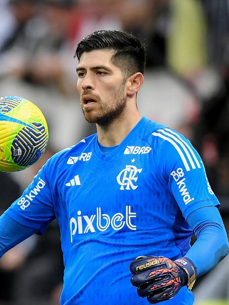 Rossi, goleiro do Flamengo, durante jogo com o Corinthians