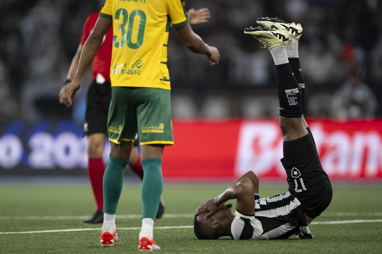 Marlon Freitas, do Botafogo, duante jogo com o Cuiabá