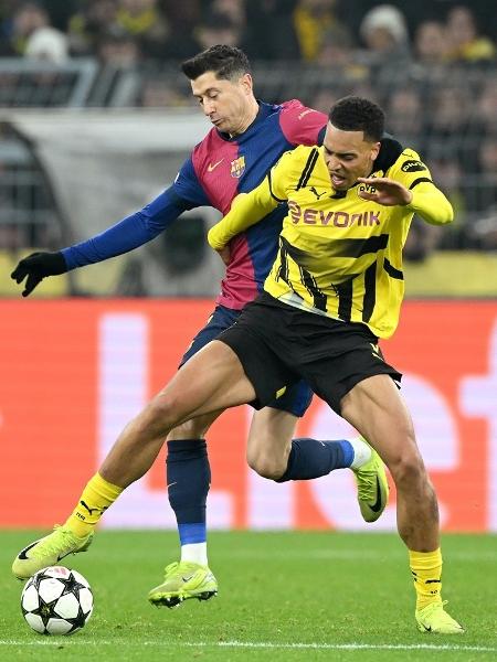 Lewandowski e Nmecha em ação durante jogo entre Barcelona e Borussia Dortmund pela Champions League Lewandowski e Nmecha em ação durante jogo entre Barcelona e Borussia Dortmund pela Champions League