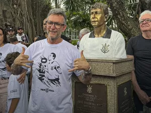 Ídolo do Corinthians, Neto tem busto inaugurado no Parque São Jorge