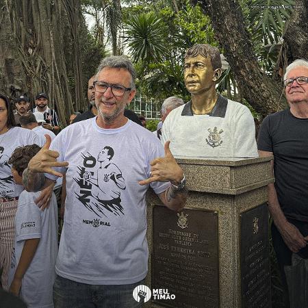 Neto, ídolo do Corinthians, é homenageado com busto no Parque São Jorge - @melikchain_   / Meu Timão