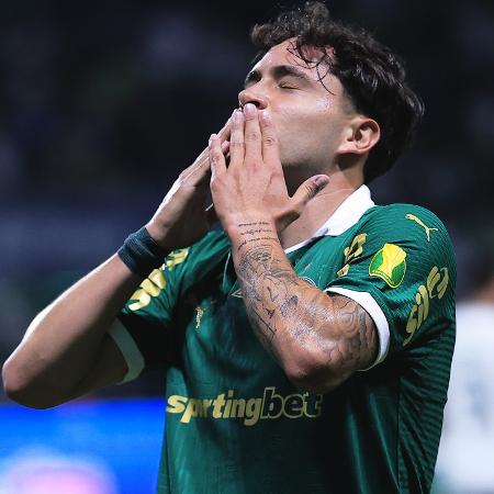 Mauricio, do Palmeiras, comemora gol marcado sobre a Portuguesa no Paulistão