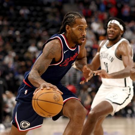 Kawhi Leonard em ação na vitória dos Clippers sobre os Nets, pela NBA - Katelyn Mulcahy/Getty