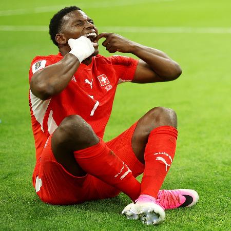  Embolo celebra gol em Suíça x Argélia, duelo da Copa do Mundo