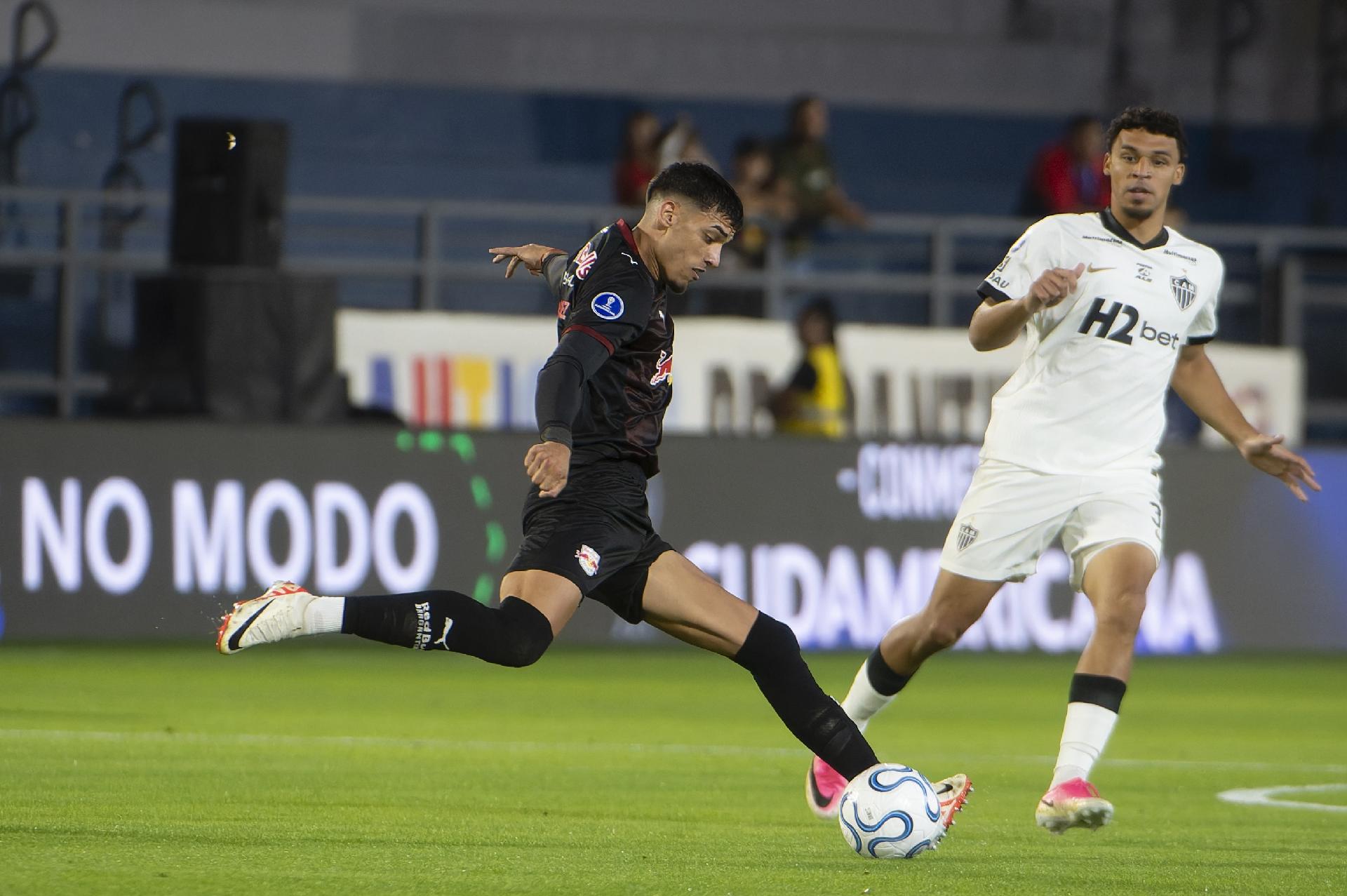 Guzmán Rodríguez e Victor Hugo disputam a bola em RB Bragantino x Atlético-MG, pela Copa Sul-Americana - undefined