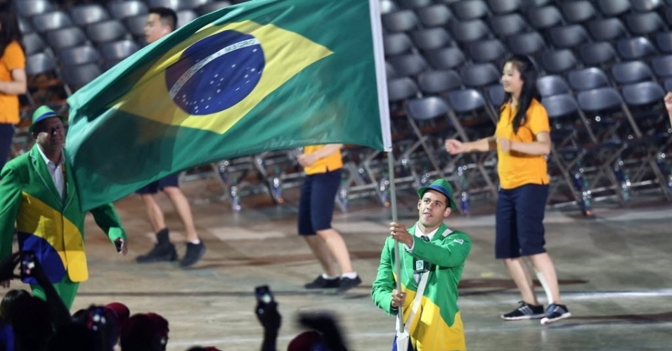 Thiago Pereira exibe a bandeira do Brasil na entrada no Rogers Centre