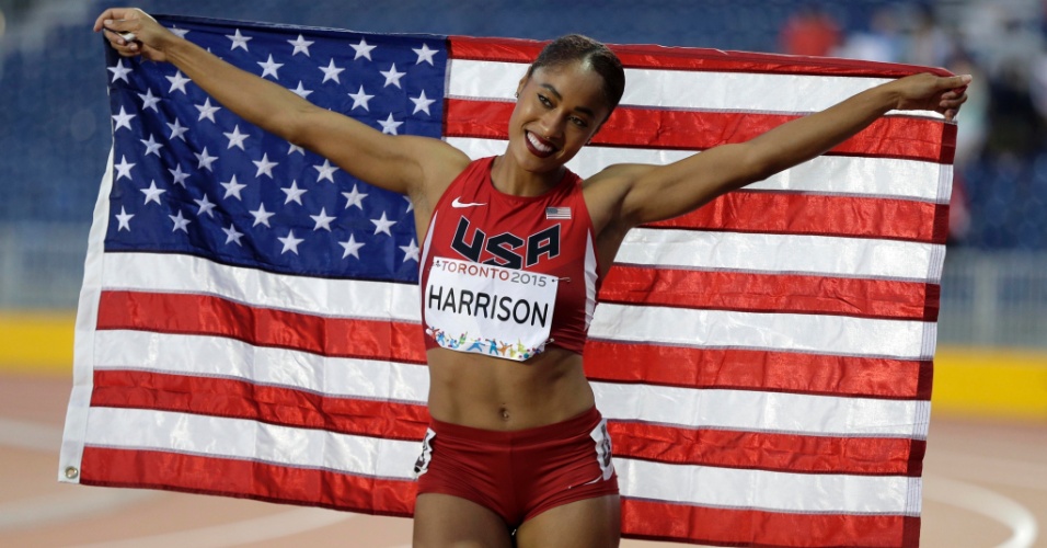 Norte-americanoa Queen Harrison comemora ao vencer a final dos 100 m com barreiras