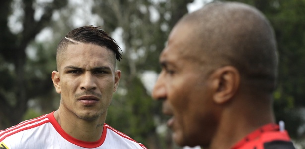 Paolo Guerrero observa o técnico Cristóvão Borges durante treinamento do Flamengo - Gilvan de Souza/ Flamengo