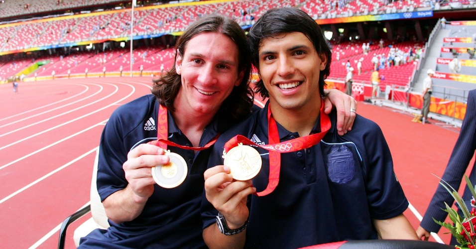 Lionel Messi e Sergio Aguero, da Argentina, comemoram a conquista do ouro olímpico em Pequim, em 2008