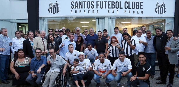 Presidente Modesto Roma comemora com torcedores inauguração da sub-sede - Divulgação/SantosFC