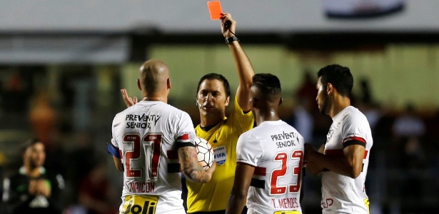 Expulsão de Maicon complicou o São Paulo no jogo contra o Atlético Nacional - Paulo Whitaker/Reuters
