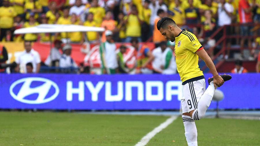 Radamel Falcao se aquece na beirada do campo antes de entrar na partida entre Colômbia e Chile - Luis Acosta/AFP