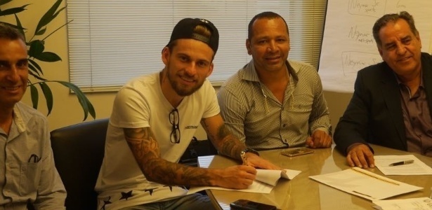 Lucas Lima com Neymar pai, assinando contrato de gerenciamento de carreira - Divulgação