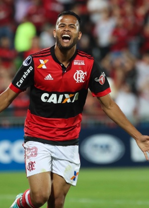Geuvânio e Marlos ensaiam adeus ao Fla após raros gols e gasto de R$ 14 mi geuvanio comemora gol do flamengo contra o palestino pela copa sul americana 1502329459477 300x420 - Geuvânio e Marlos ensaiam adeus ao Fla após raros gols e gasto de R$ 14 mi