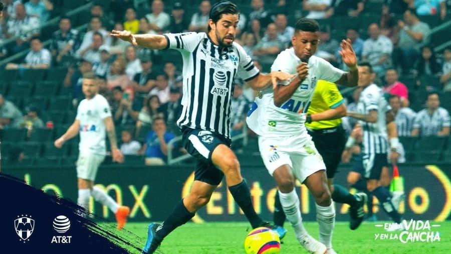 Rodrygo (dir.), do Santos, disputa a bola com jogador do Monterrey durante amistoso - Divulgação/Twitter/Rayados