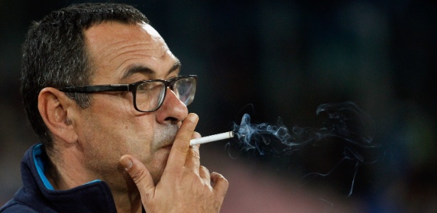 Maurizio Sarri fuma durante jogo do Napoli, seu ex-time - Maurizio Lagana/Getty Images