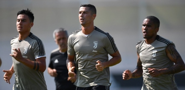 Cristiano Ronaldo ao lado de Douglas Costa em treino da Juventus  - Divulgação/Juventus
