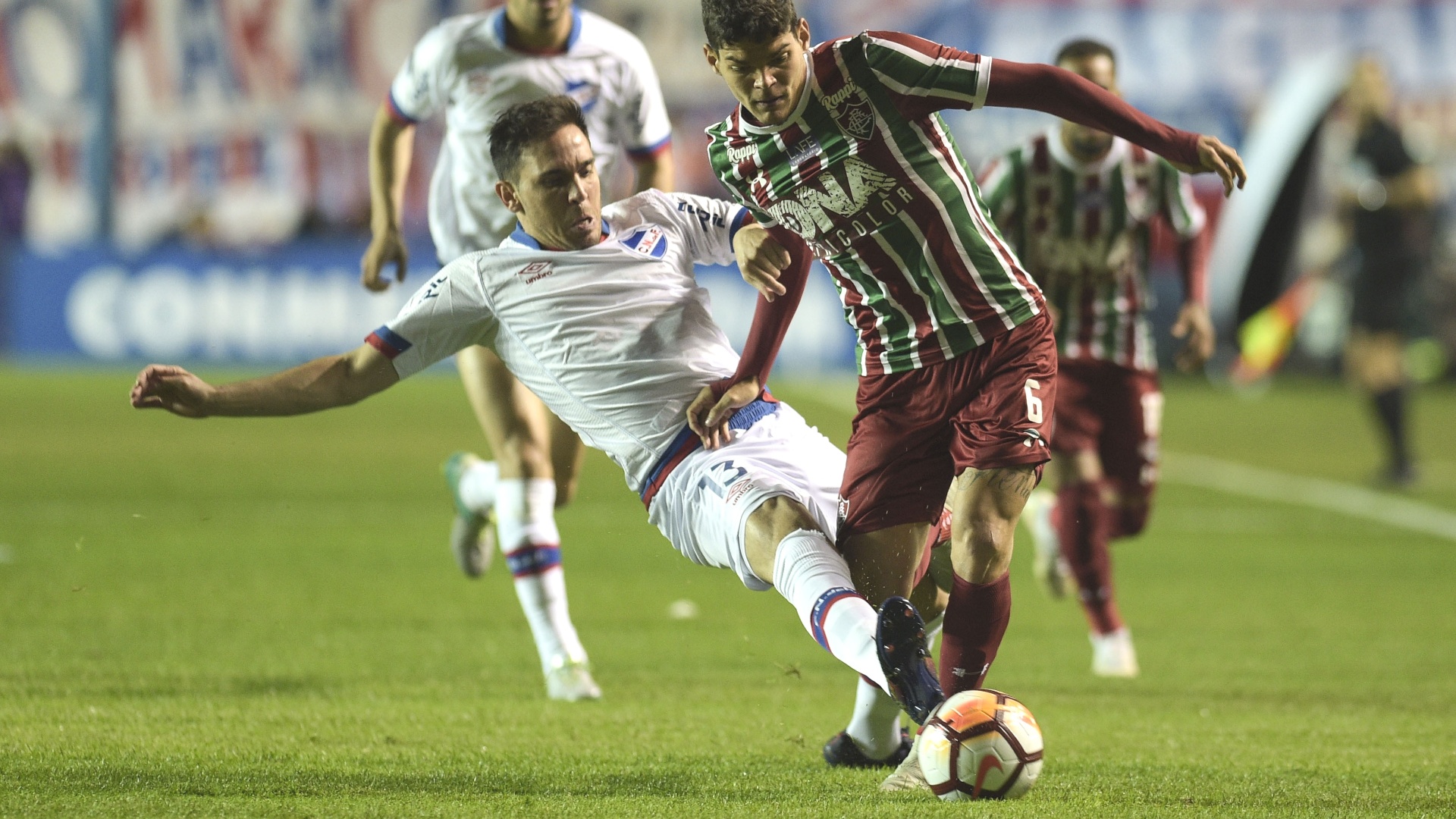 Ayrton Lucas divide bola com Zunino em duelo entre Nacional (URU) e Fluminense