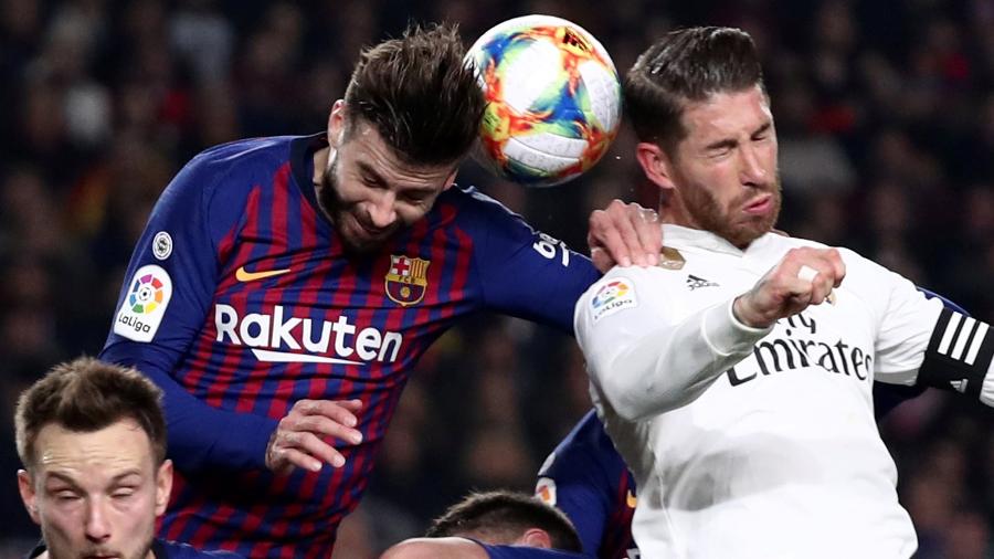 Gerard Pique e Sergio Ramos disputam bola em Barcelona x Real Madrid - Sergio Perez/Reuters