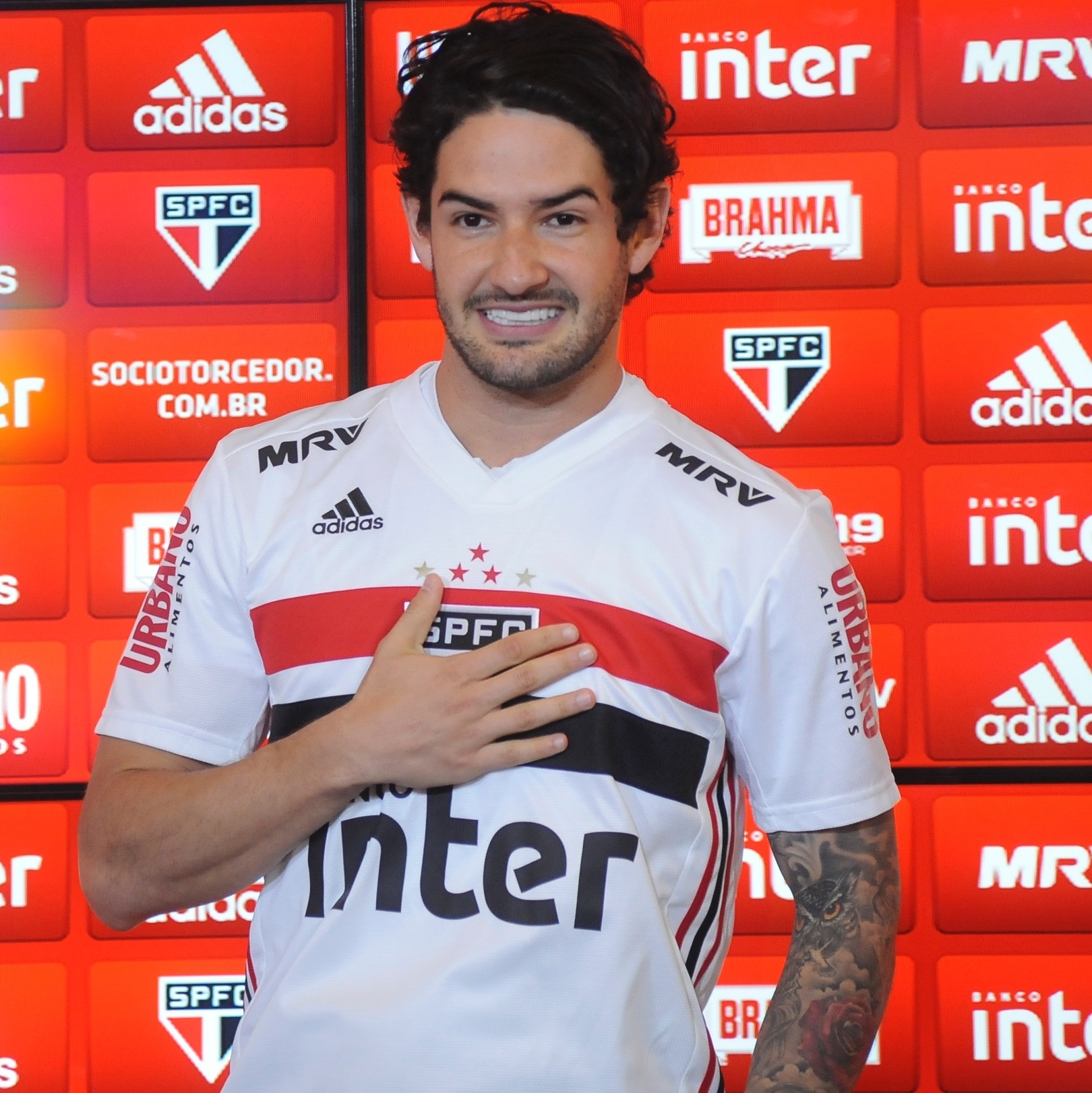 Apresentado no São Paulo, Pato quebra protocolo antes de vestir a