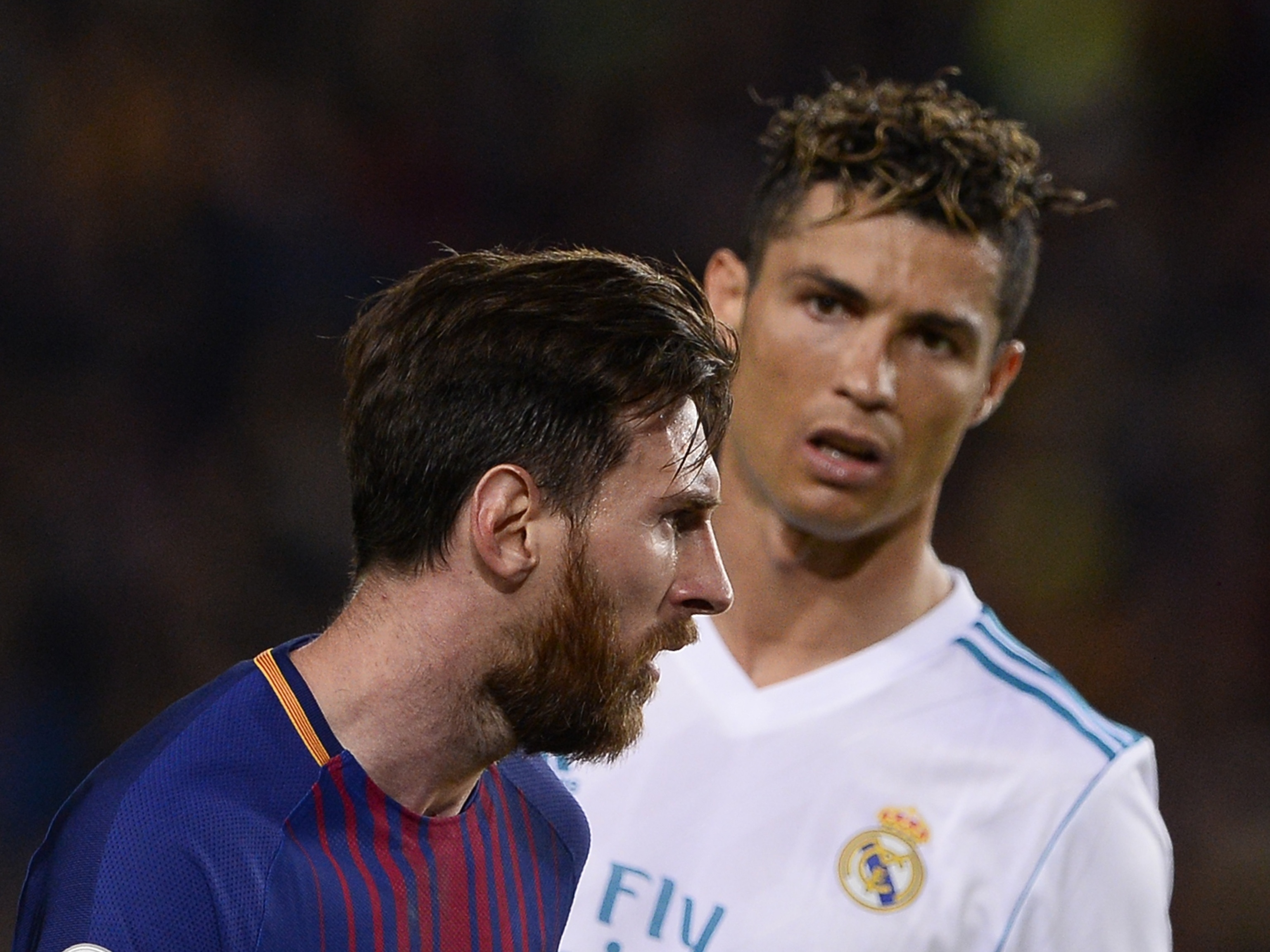 Cristiano Ronaldo - Imagem icónica: Jogador e Messi num frente a frente  fora do campo e há um motivo