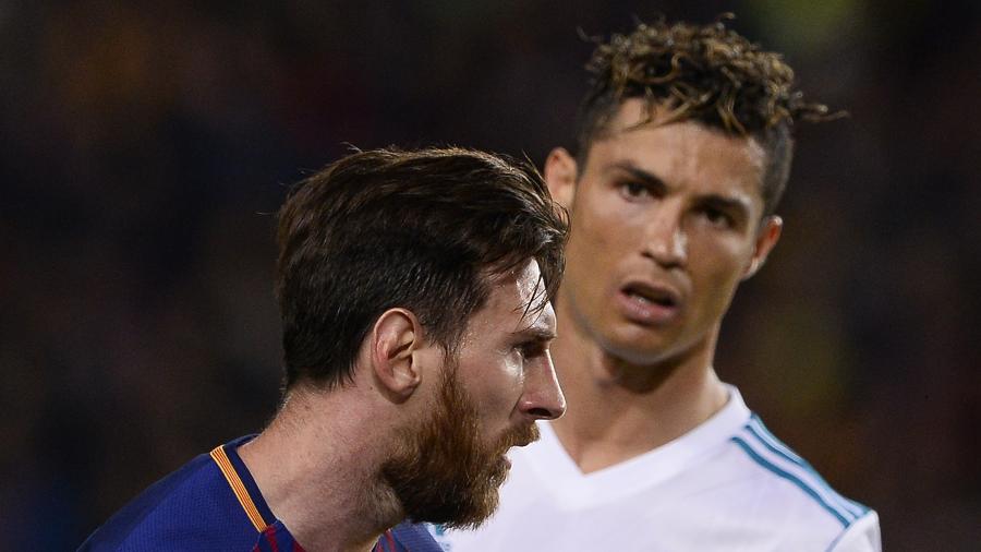 Cristiano Ronaldo olha para Lionel Messi durante uma partida entre Real Madrid e Barcelona - AFP PHOTO / Josep LAGO