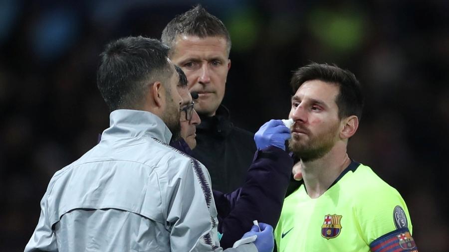 Lionel Messi recebe atendimento após ficar com o nariz sangrando - Action Images via Reuters/Lee Smith
