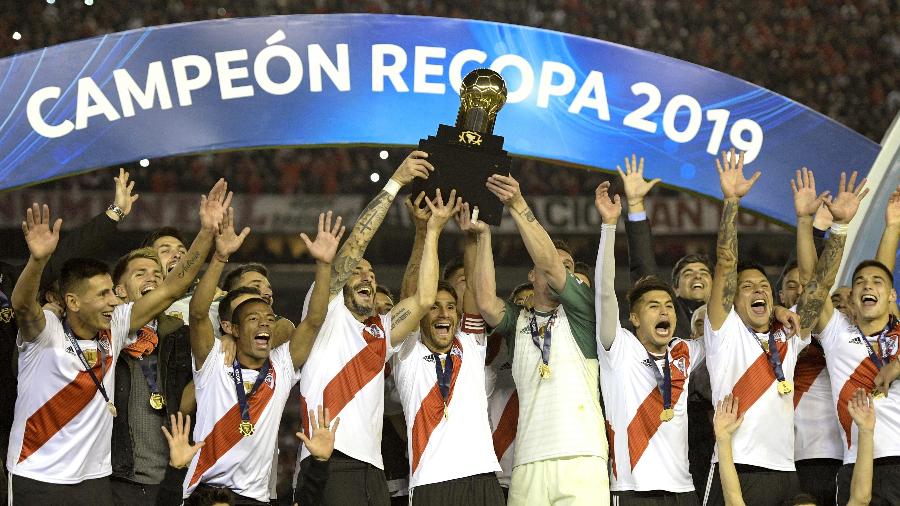 Jogadores do River Plate erguem o troféu da Recopa Sul-Americana após vitória sobre o Athletico-PR - Juan Mabromata/AFP