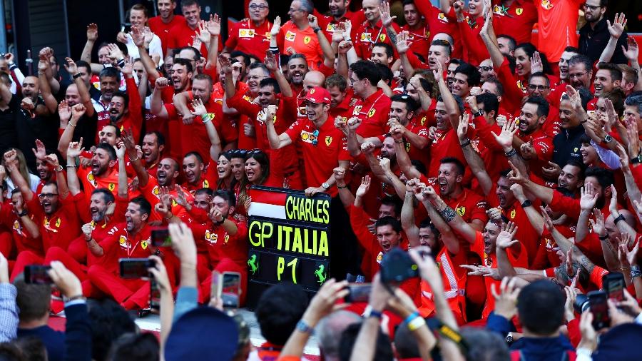 Leclerc posa com equipe da Ferrari em Monza - Dan Istitene/Getty Images