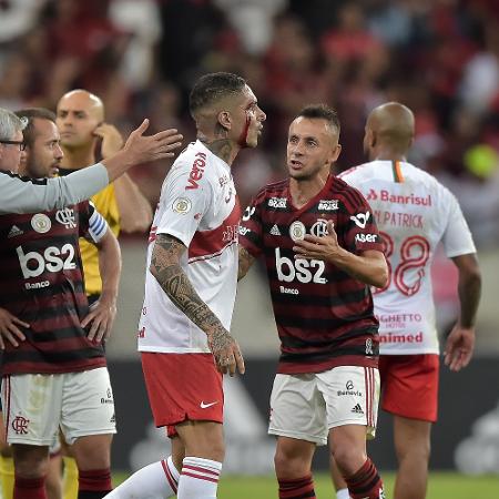 Paolo Guerrero é expulso em jogo do Inter contra o Flamengo no Maracanã - Thiago Ribeiro/AGIF