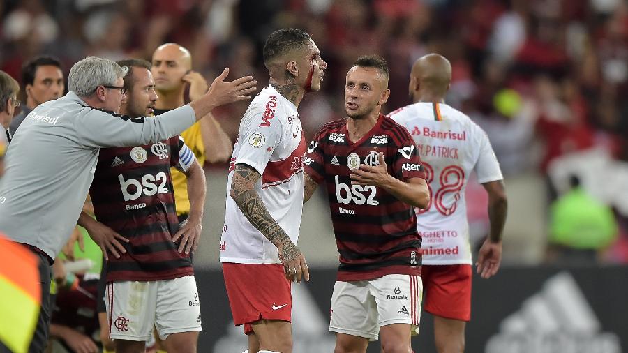 Paolo Guerrero foi expulso contra o Flamengo e o Inter entende que sofreu pênalti naquele jogo - Thiago Ribeiro/AGIF
