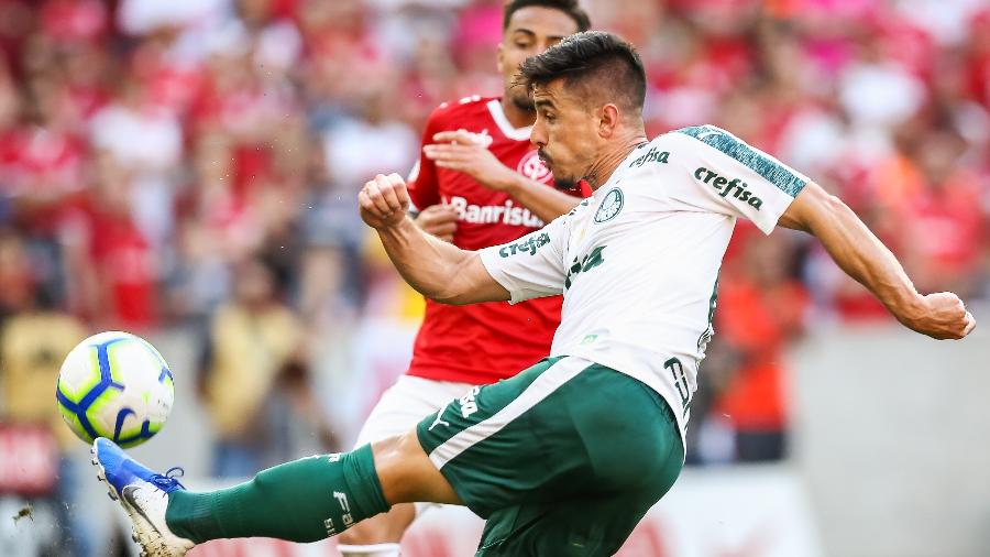 Willian acerta chute de esquerda em partida do Palmeiras contra o Internacional no Beira-Rio - Pedro H. Tesch/AGIF