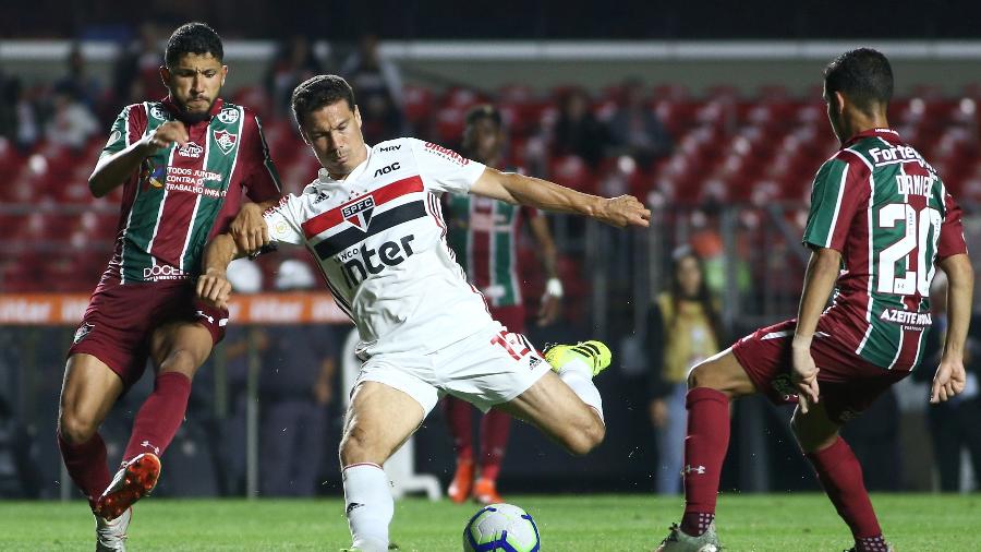 Yuri, do Fluminense, marca Hernanes, do São Paulo, em jogo do Brasileirão 2019  - Marcello Zambrana/AGIF