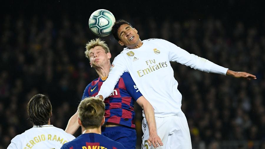 Varane, durante partida entre Real Madrid e Barcelona - LLUIS GENE / AFP