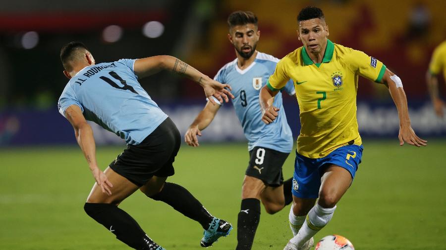 Paulinho conduz a bola em lance da partida Brasil x Uruguai pelo Pré-Olímpico - Luisa Gonzalez/Reuters
