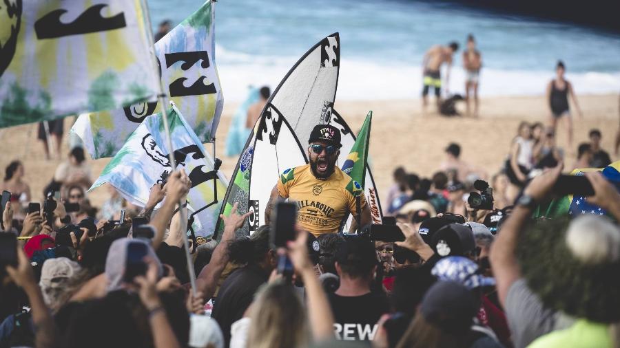 Ítalo Ferreira comemora título mundial de surfe da WSL, em dezembro de 2019 - Kelly Cestari/WSL