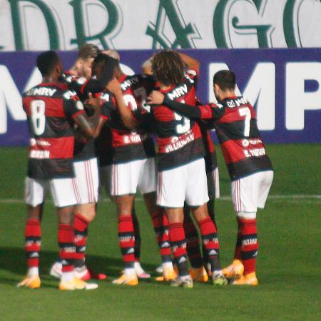 Jogadores do Flamengo comemoram gol diante do Coritiba - Gabriel Machado/AGIF