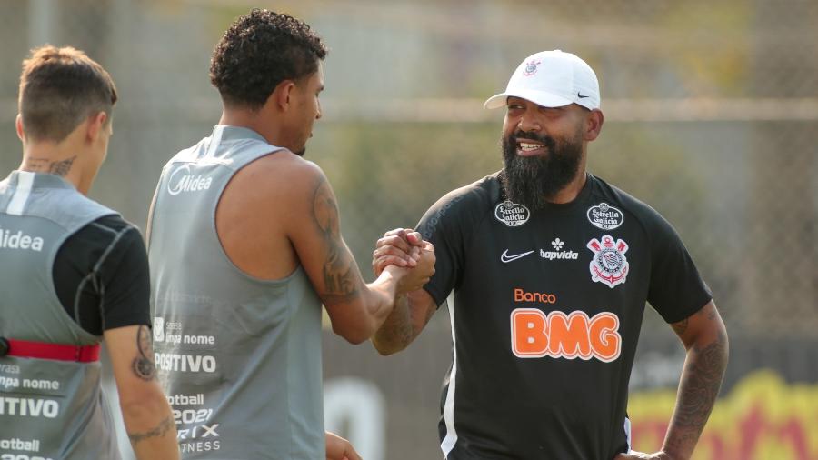 Coelho cumprimenta Éderson em treino do Corinthians. Ele tem dado foco aos treinos defensivos nos últimos dias - Agência Corinthians