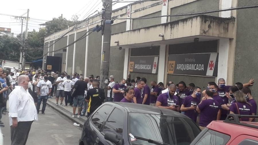 Sócios do Vasco se aglomeram em fila de São Januário para votar na eleição - Alexandre Araújo / UOL Esporte