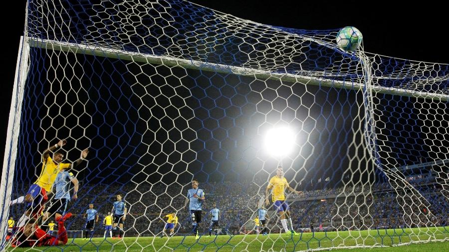 Seleção brasileira ganhou do Uruguai com gols de Paulinho e Neymar em Montevidéu - Andres Stapff/Reuters