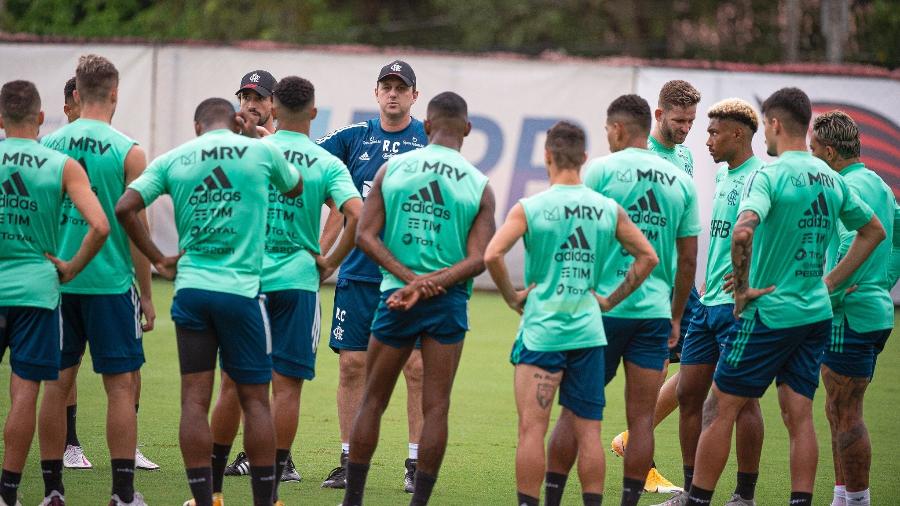 Rogério Ceni (de azul, ao centro), técnico do Flamengo, conversa com elenco durante treino no CT Ninho do Urubu - Alexandre Vidal / Flamengo