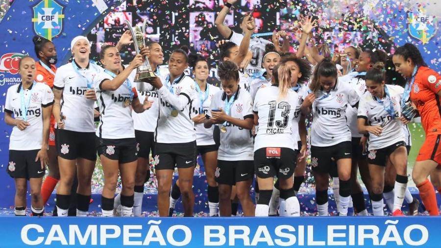 Elenco do Corinthians comemora o bicampeonato brasileiro feminino após vitória sobre o Avaí/Kindermann - Rodrigo Coca/Ag. Corinthians