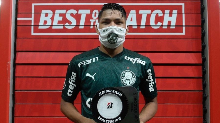 Rony recebe o troféu de melhor em campo na Copa Libertadores - Staff Images/Conmebol