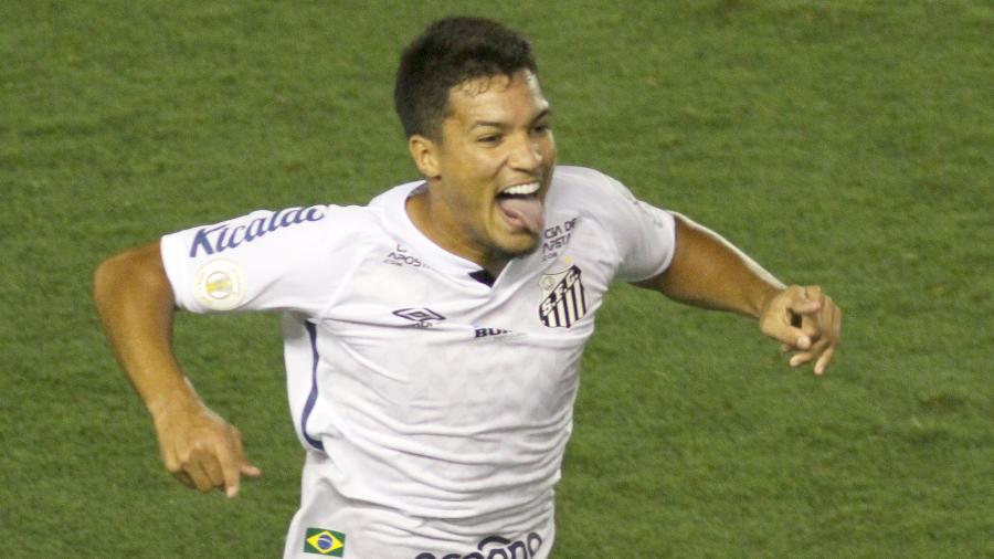Marcos Leonardo comemora seu gol pelo Santos contra o Coritiba, em partida válida pelo Brasileirão 2020 - ANTÔNIO CÍCERO/PHOTOPRESS/ESTADÃO CONTEÚDO