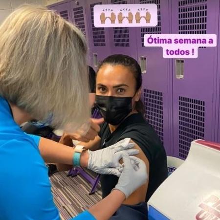 A jogadora Marta registrou o momento de sua vacinação nas redes sociais - Reprodução/Instagram
