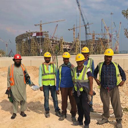 Trabalhadores em frente ao estádio Lusail, em Doha, no Qatar, que será usado na Copa do Mundo de 2022 - Tiago Leme/UOL