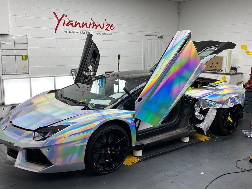 Lamborghini de Aubameyang é envelopada com película holográfica