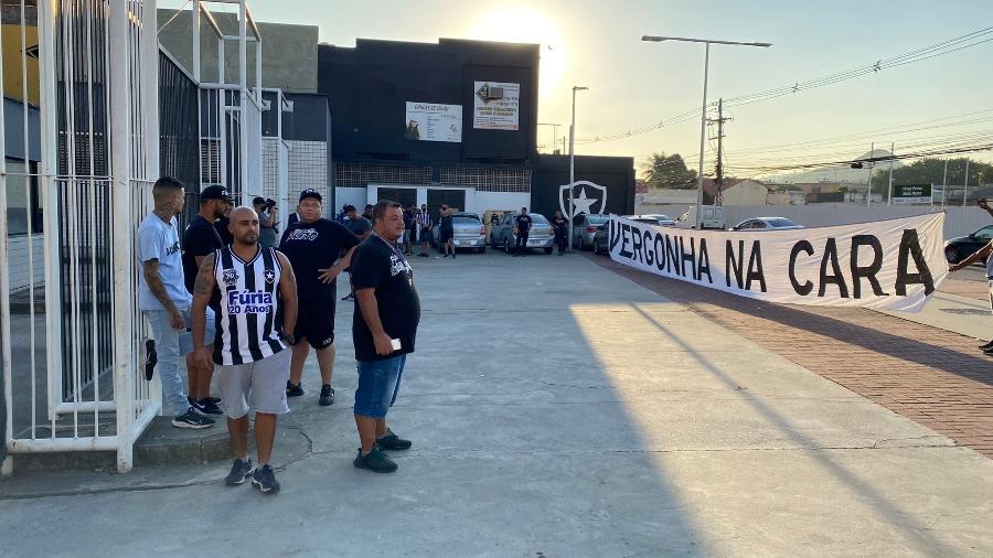 Torcedores do Botafogo protestaram na porta do Nilton Santos, nesta segunda-feira - Reprodução Twitter